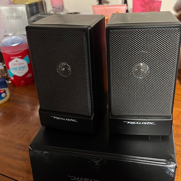 Realistic minus speakers - Picture 2 of 2